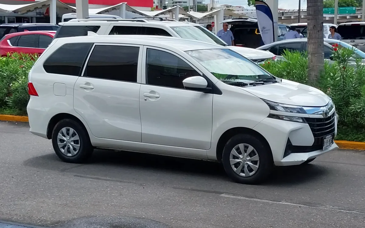 Toyota Avanza-type vehicle for 6 passengers for staff transportation